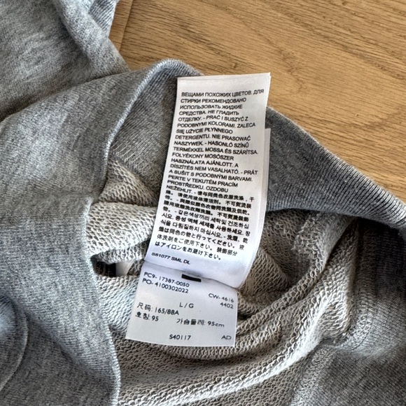 🩶 Levi’s Gray Crew Neck Sweater with Red Logo
Size Large – Women’s - Picture 6 of 7